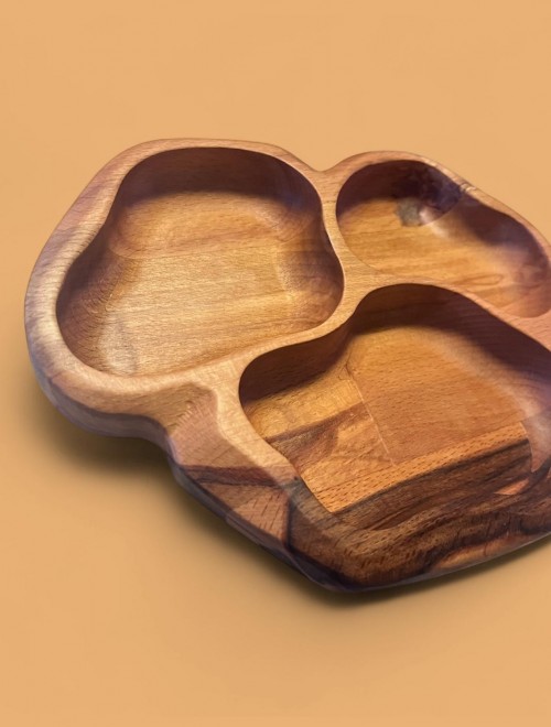 El Yapımı 3 Bölmeli Ahşap Servis Tabağı – Doğal Doku ve Şık Sunum