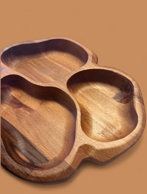 El Yapımı 3 Bölmeli Ahşap Servis Tabağı – Doğal Doku ve Şık Sunum