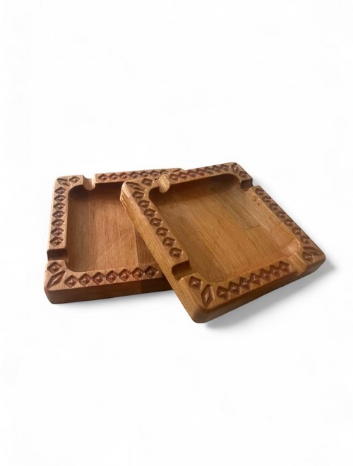 El Yapımı Doğal Kayın Ahşap Kül Tablası – 12,5x12,5 cm Oyma Desenli